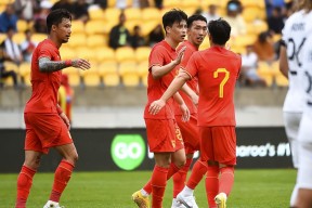 爱游戏体育-中超集结日走向成谜，广东宏远豪取连胜，质疑声仍在，数据趋势出现新变化-爱游戏体育